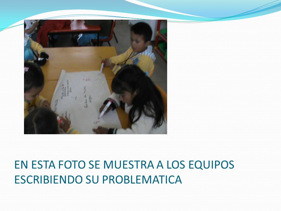 EN ESTA FOTO SE MUESTRA A LOS EQUIPOS ESCRIBIENDO SU PROBLEMATICA