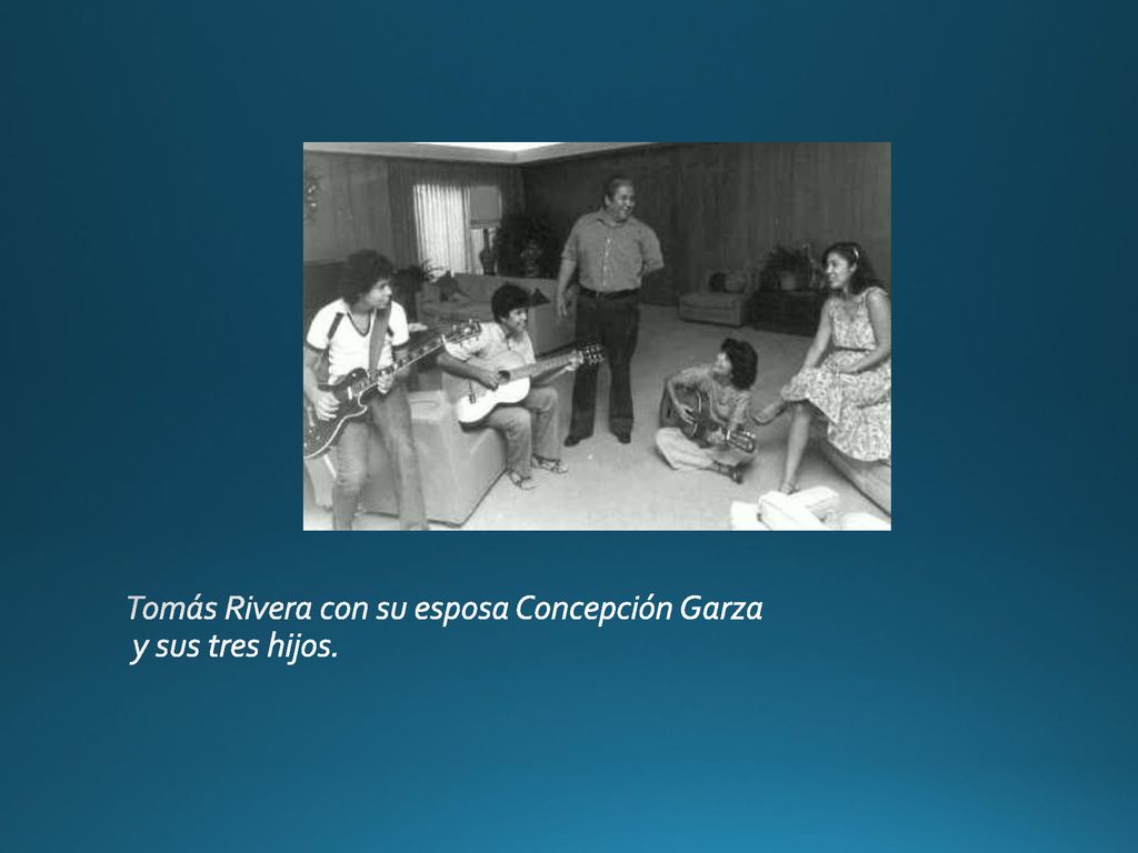 Tomás Rivera con su esposa Concepción Garza y sus tres hijos.