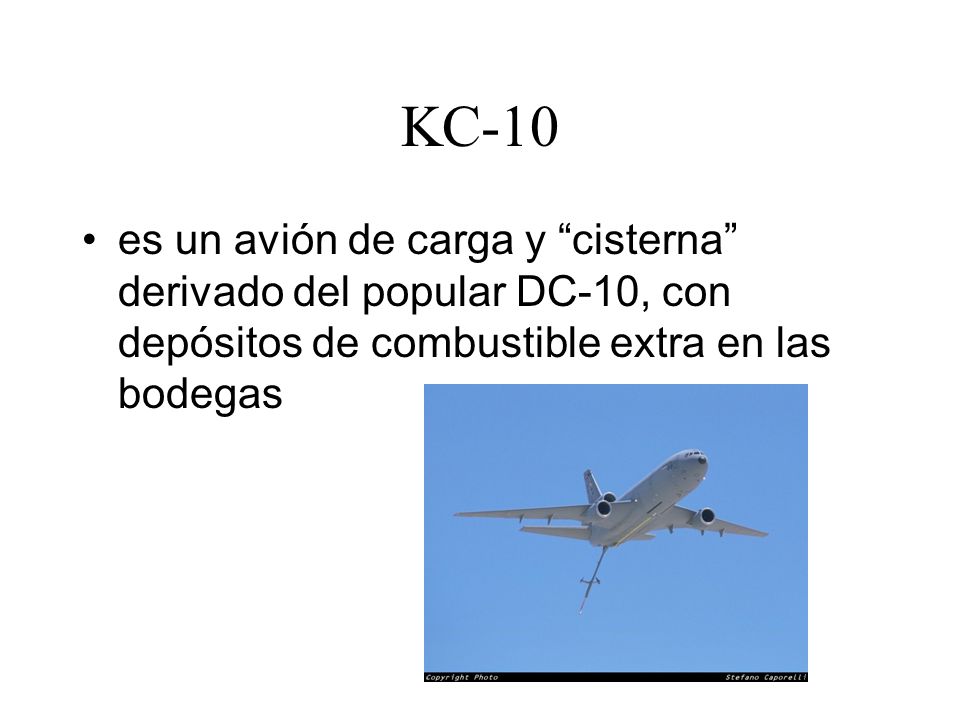 KC-10 es un avión de carga y cisterna derivado del popular DC-10, con depósitos de combustible extra en las bodegas.