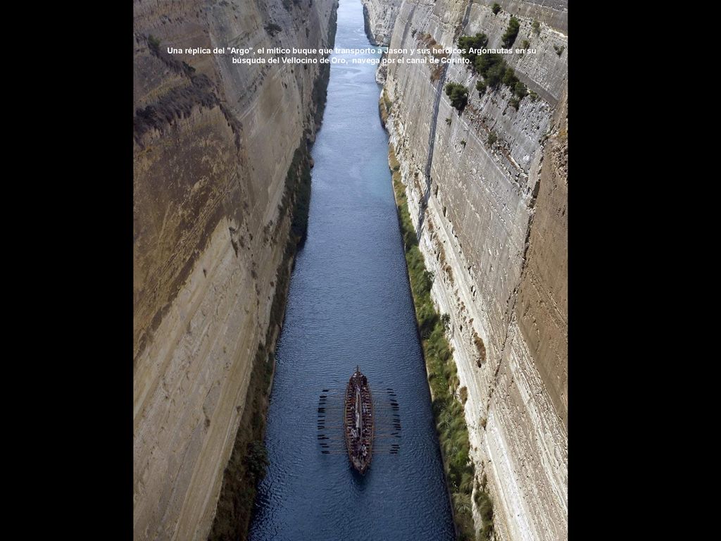 Una réplica del Argo , el mítico buque que transporto a Jason y sus heroicos Argonautas en su búsquda del Vellocino de Oro, navega por el canal de Corinto.