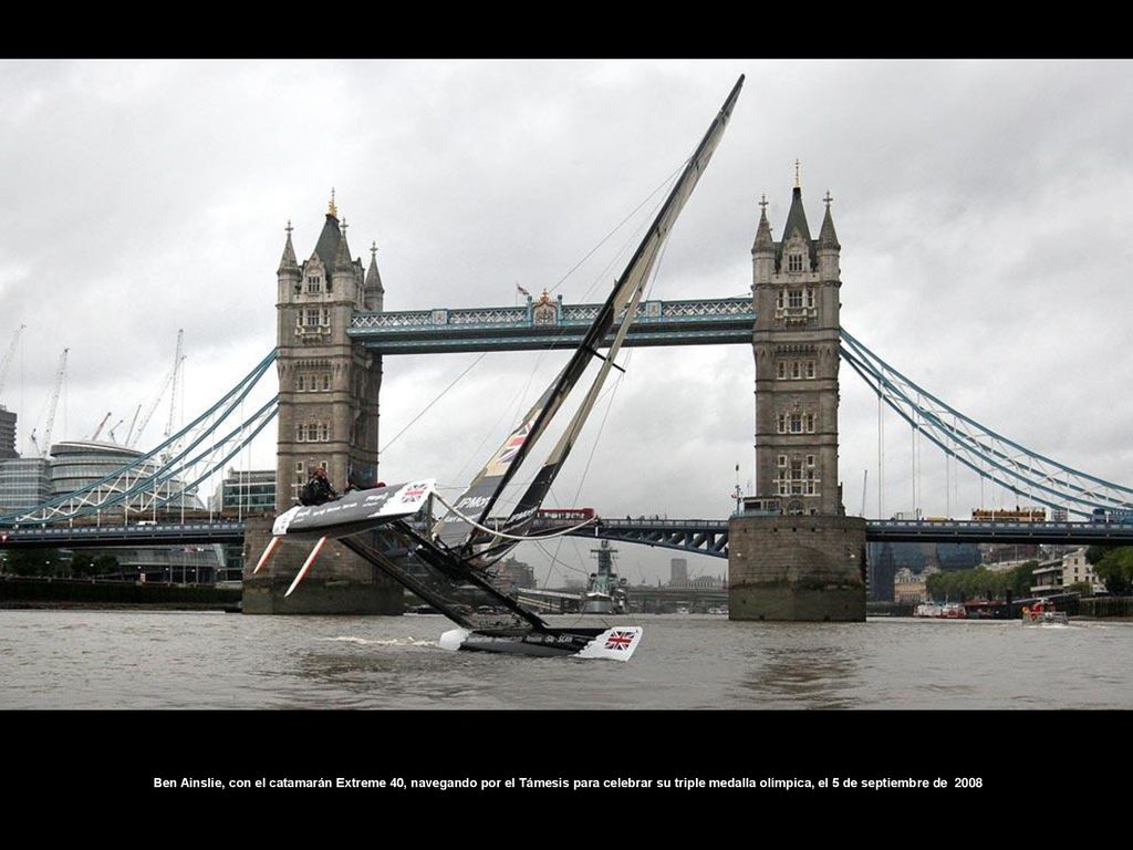 Ben Ainslie, con el catamarán Extreme 40, navegando por el Támesis para celebrar su triple medalla olímpica, el 5 de septiembre de 2008