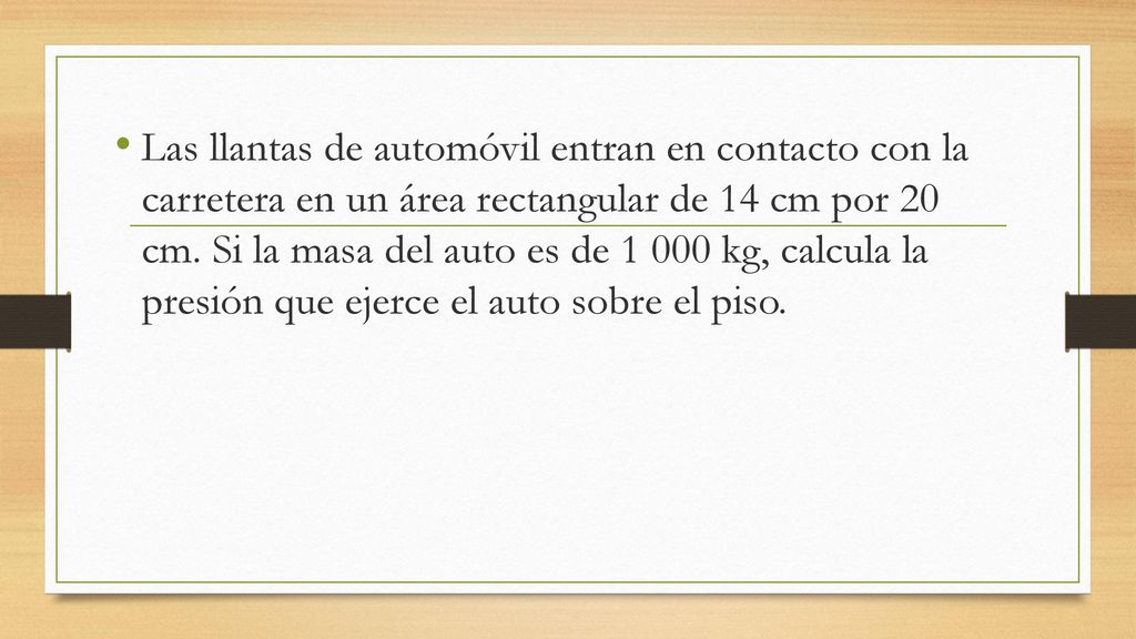 Las llantas de automóvil entran en contacto con la carretera en un área rectangular de 14 cm por 20 cm.