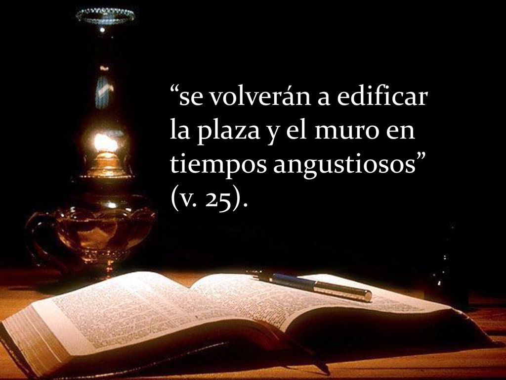 se volverán a edificar la plaza y el muro en tiempos angustiosos (v