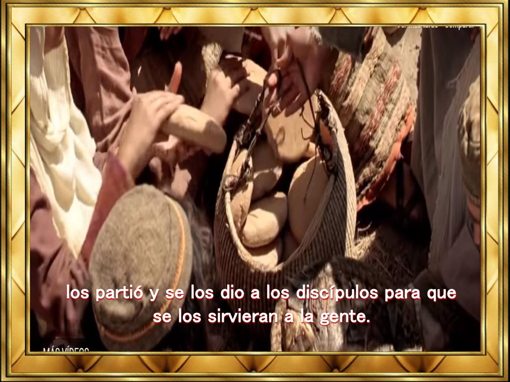 los partió y se los dio a los discípulos para que se los sirvieran a la gente.