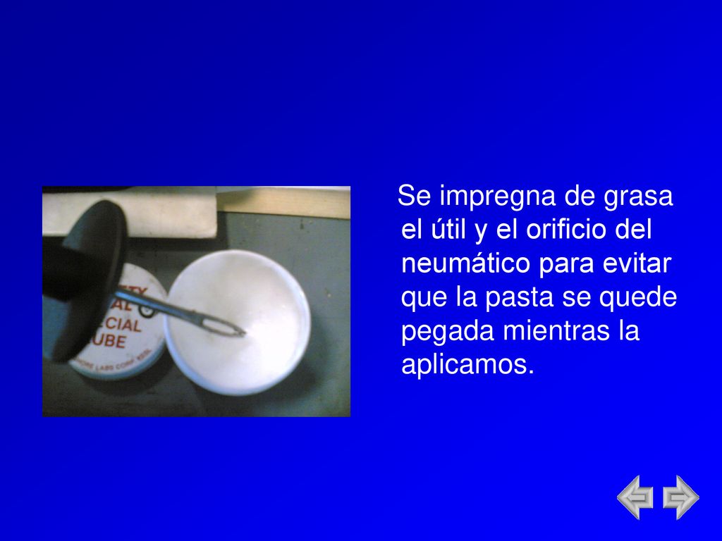 Se impregna de grasa el útil y el orificio del neumático para evitar que la pasta se quede pegada mientras la aplicamos.