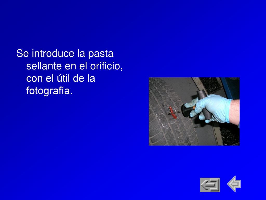 Se introduce la pasta sellante en el orificio, con el útil de la fotografía.