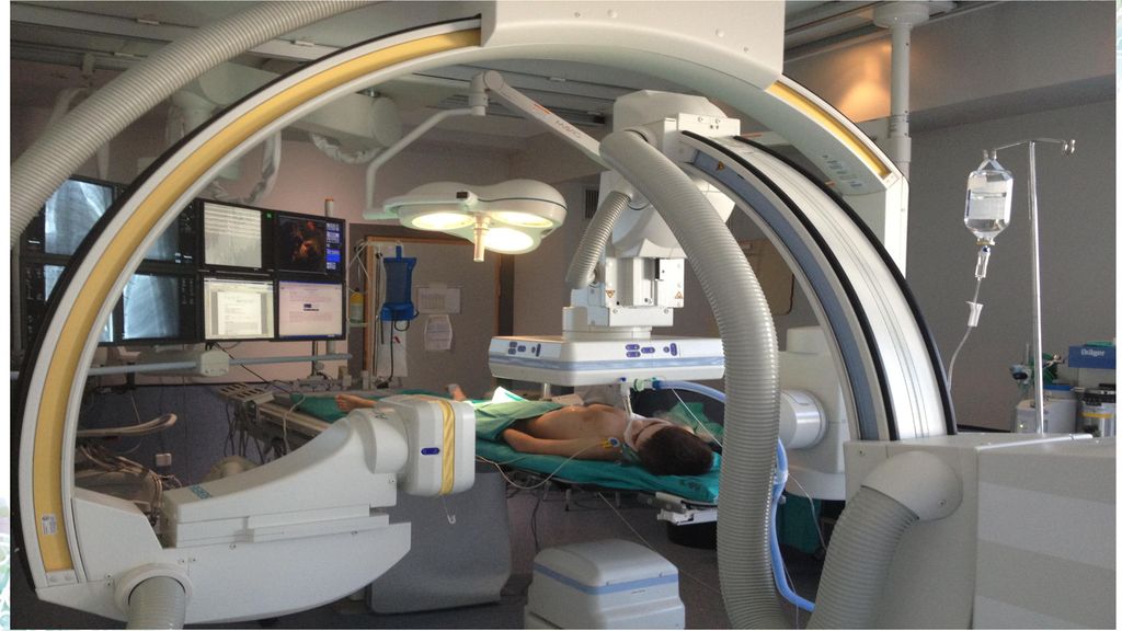 A finales de 2008 se adquirió en el Hospital Universitario La Paz un angiógrafo biplano que se instaló en la sala de hemodinámica infantil, y fue uno de los primeros equipos en Europa con capacidad para realizar adquisiciones angiográficas rotacionales en modo CBCT.