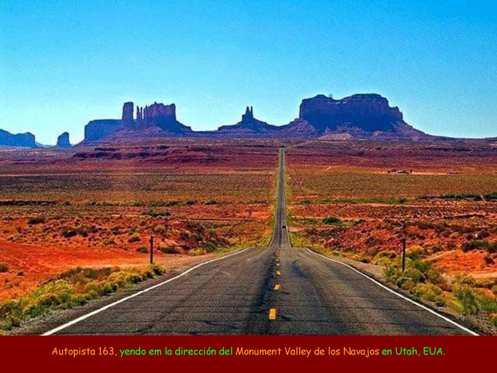Autopista 163, yendo em la dirección del Monument Valley de los Navajos en Utah, EUA.