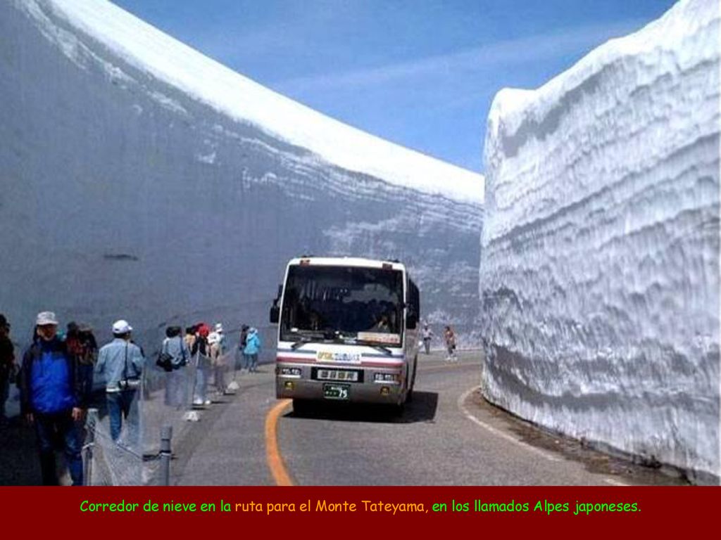 Corredor de nieve en la ruta para el Monte Tateyama, en los llamados Alpes japoneses.