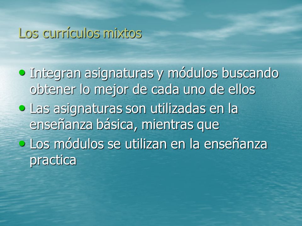 Los currículos mixtos Integran asignaturas y módulos buscando obtener lo mejor de cada uno de ellos.