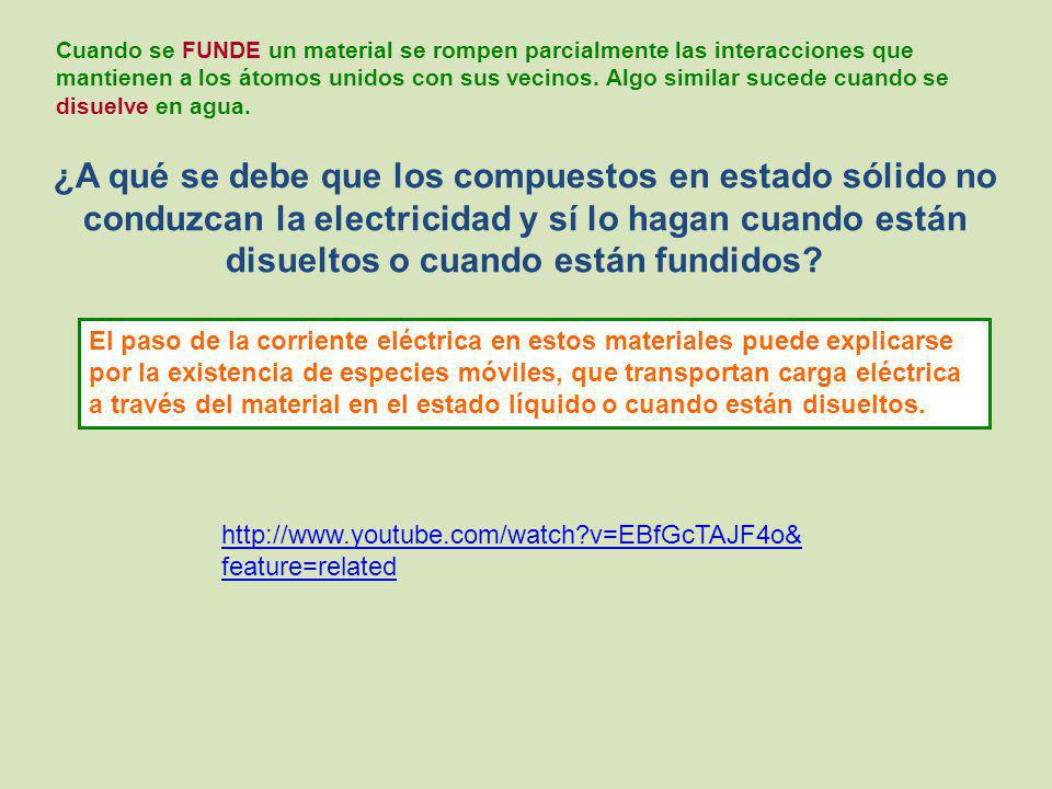 Cuando se FUNDE un material se rompen parcialmente las interacciones que mantienen a los átomos unidos con sus vecinos. Algo similar sucede cuando se disuelve en agua.