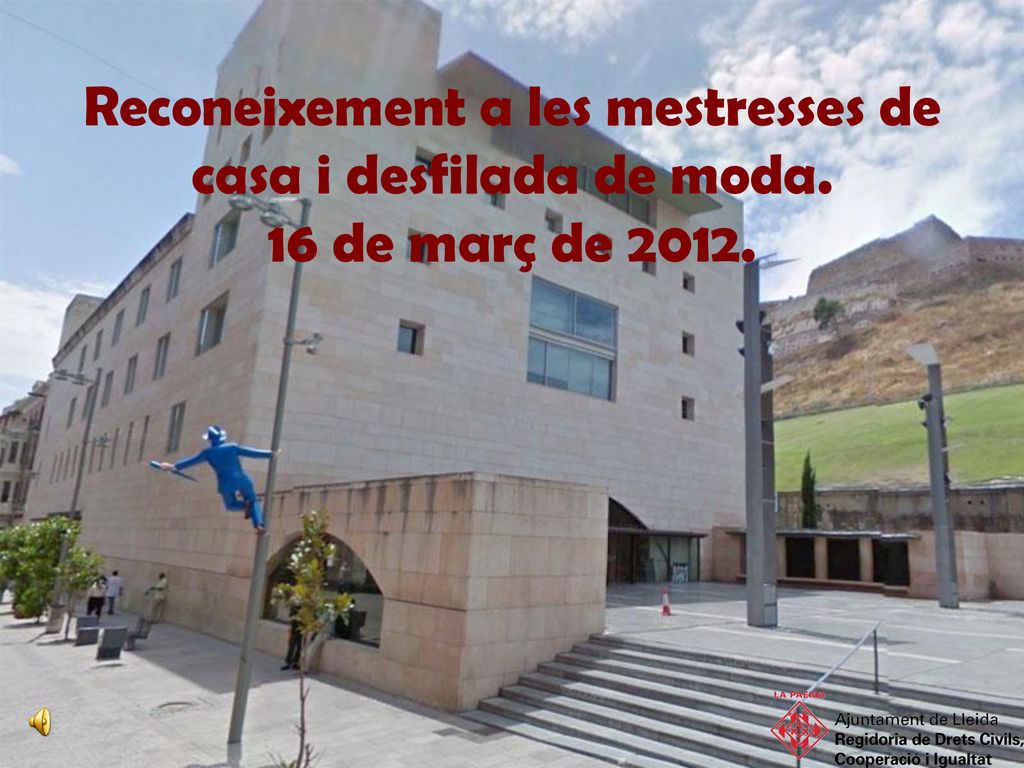 Reconeixement a les mestresses de casa i desfilada de moda