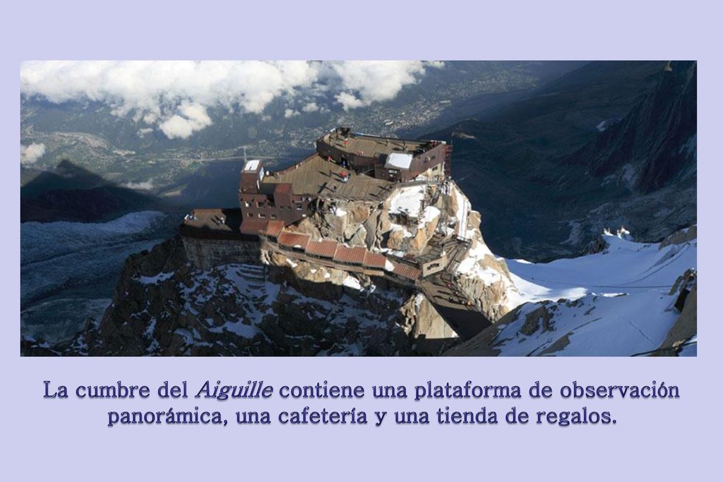 La cumbre del Aiguille contiene una plataforma de observación panorámica, una cafetería y una tienda de regalos.