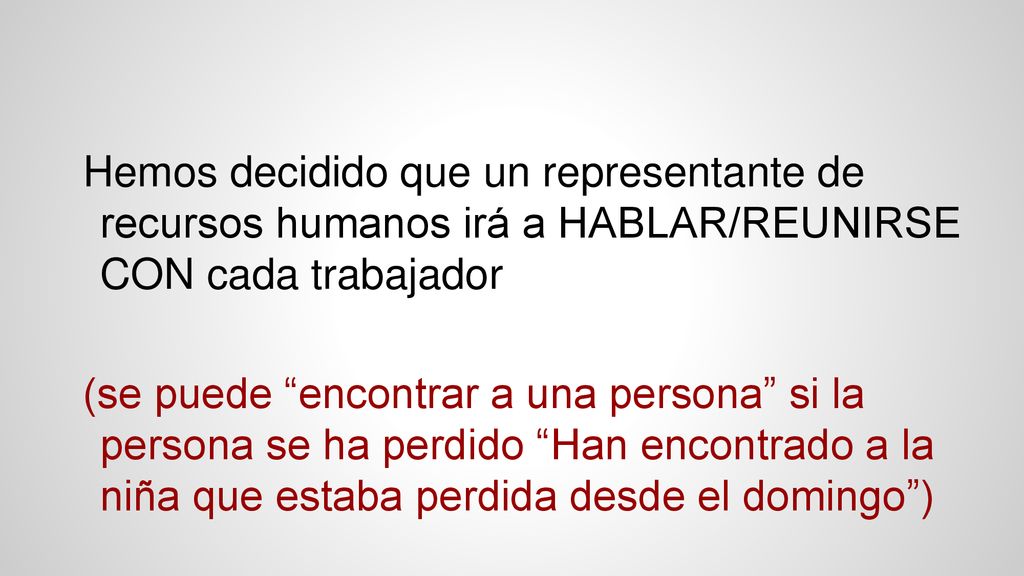 Hemos decidido que un representante de recursos humanos irá a HABLAR/REUNIRSE CON cada trabajador
