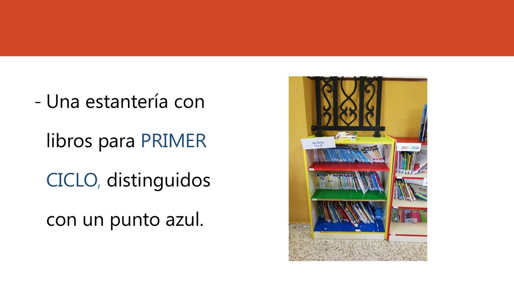 Una estantería con libros para PRIMER CICLO, distinguidos con un punto azul.