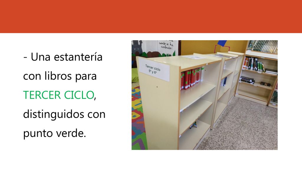 - Una estantería con libros para TERCER CICLO, distinguidos con punto verde.