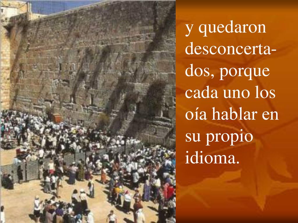 y quedaron desconcerta-dos, porque cada uno los oía hablar en su propio idioma.