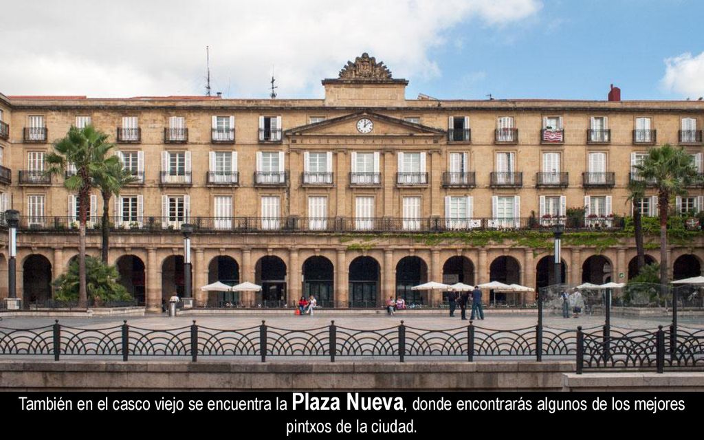 También en el casco viejo se encuentra la Plaza Nueva, donde encontrarás algunos de los mejores pintxos de la ciudad.