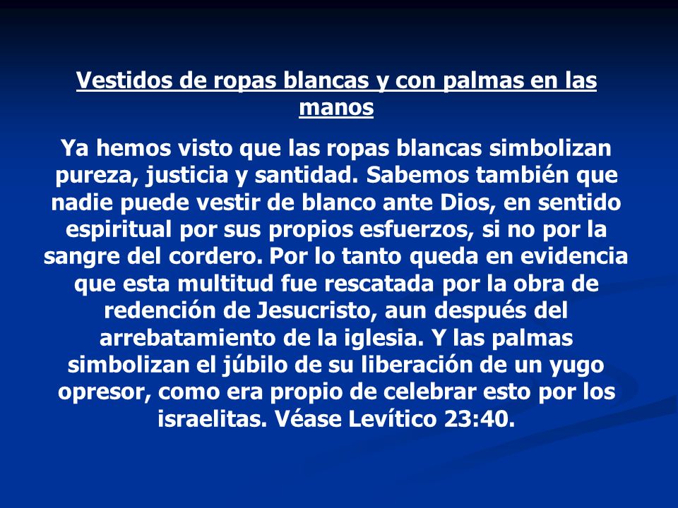 Vestidos de ropas blancas y con palmas en las manos