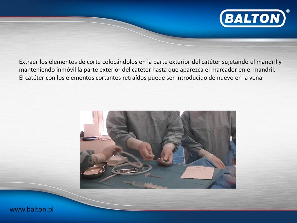 Extraer los elementos de corte colocándolos en la parte exterior del catéter sujetando el mandril y manteniendo inmóvil la parte exterior del catéter hasta que aparezca el marcador en el mandril.