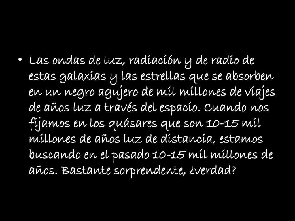 Las ondas de luz, radiación y de radio de estas galaxias y las estrellas que se absorben en un negro agujero de mil millones de viajes de años luz a través del espacio.