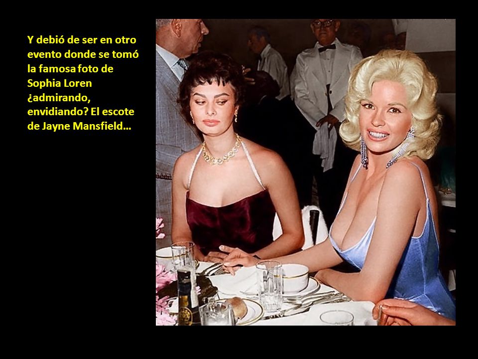 Y debió de ser en otro evento donde se tomó la famosa foto de Sophia Loren ¿admirando, envidiando.