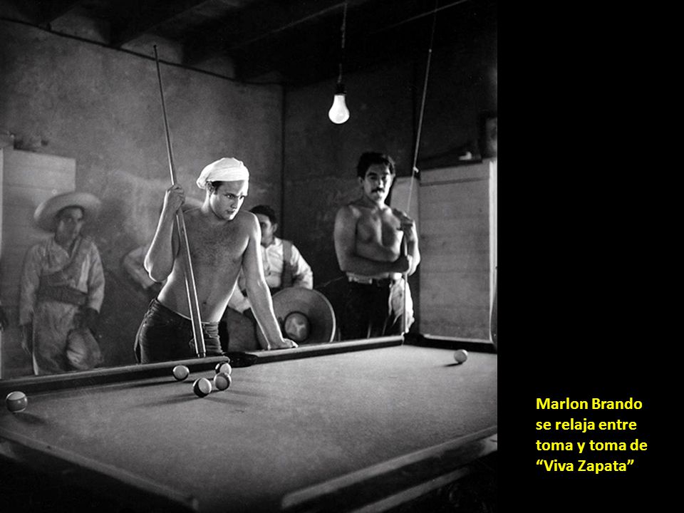 Marlon Brando se relaja entre toma y toma de Viva Zapata