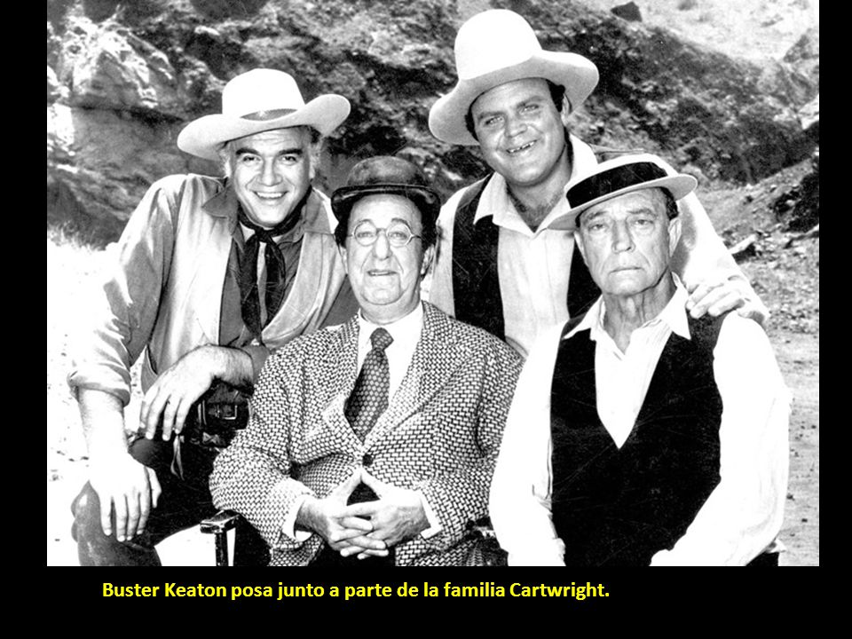 Buster Keaton posa junto a parte de la familia Cartwright.