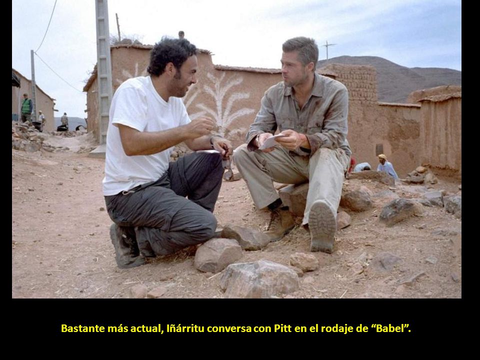 Bastante más actual, Iñárritu conversa con Pitt en el rodaje de Babel .
