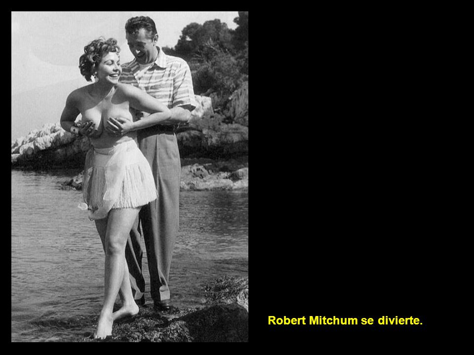 Robert Mitchum se divierte.