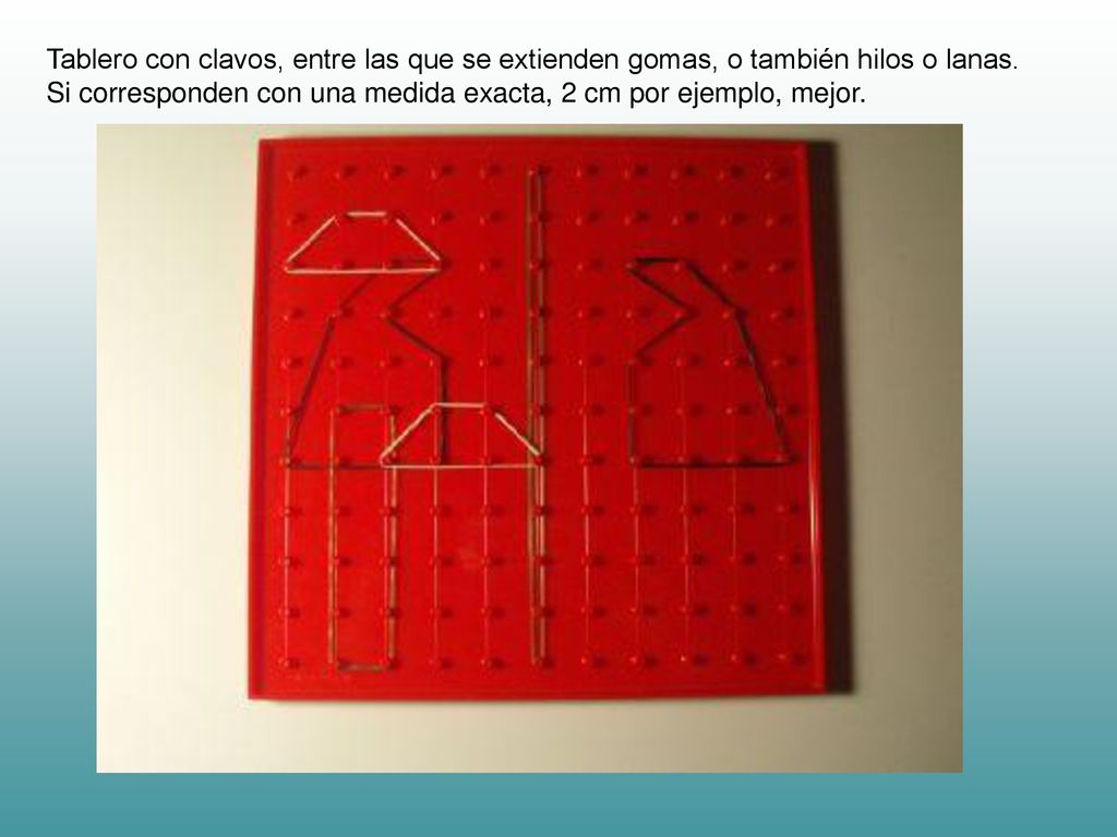Tablero con clavos, entre las que se extienden gomas, o también hilos o lanas.