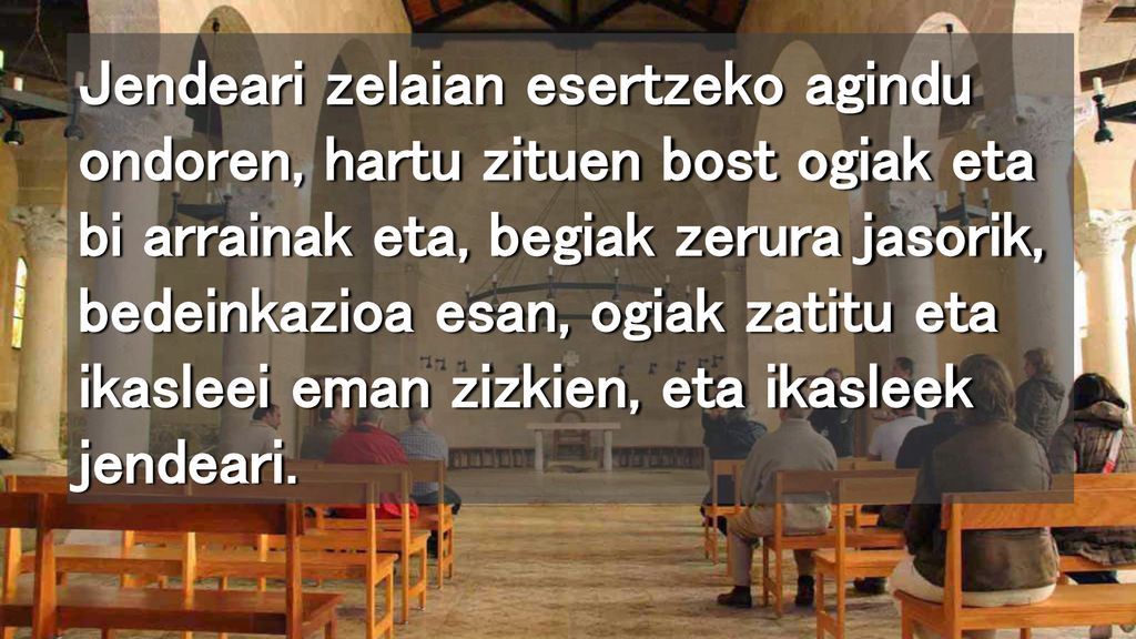 Jendeari zelaian esertzeko agindu ondoren, hartu zituen bost ogiak eta bi arrainak eta, begiak zerura jasorik, bedeinkazioa esan, ogiak zatitu eta ikasleei eman zizkien, eta ikasleek jendeari.