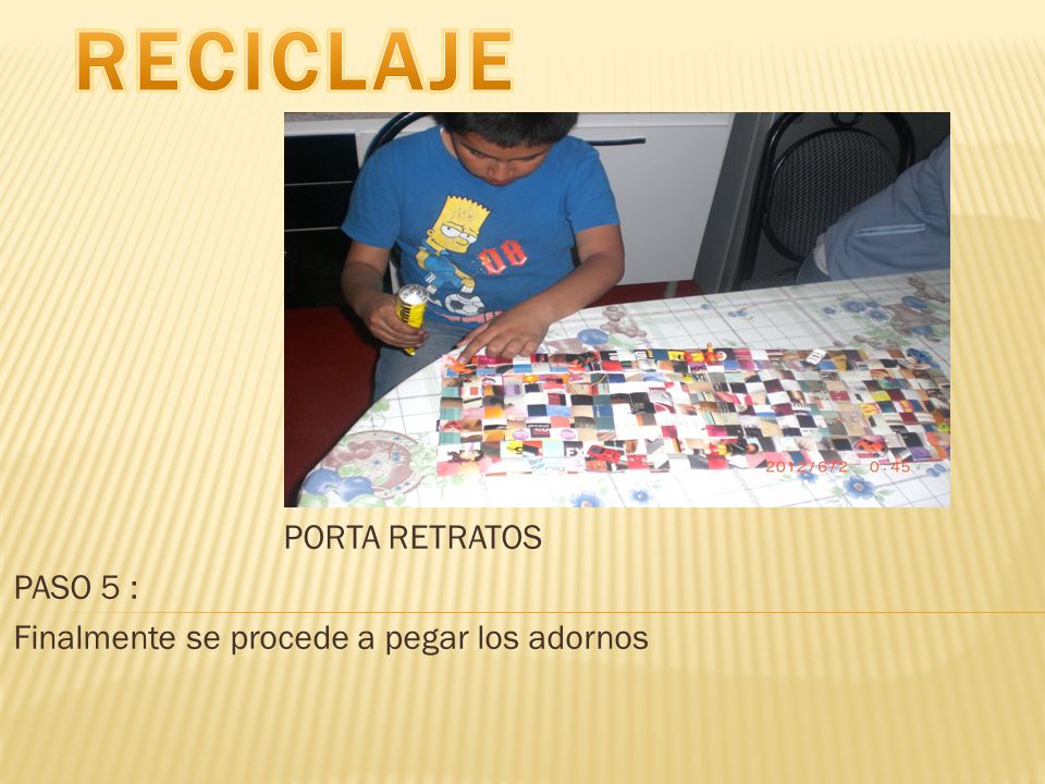 PORTA RETRATOS PASO 5 : Finalmente se procede a pegar los adornos