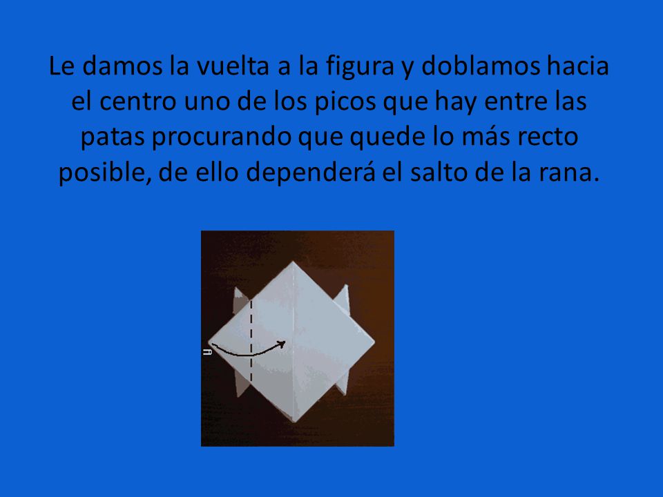 Le damos la vuelta a la figura y doblamos hacia el centro uno de los picos que hay entre las patas procurando que quede lo más recto posible, de ello dependerá el salto de la rana.