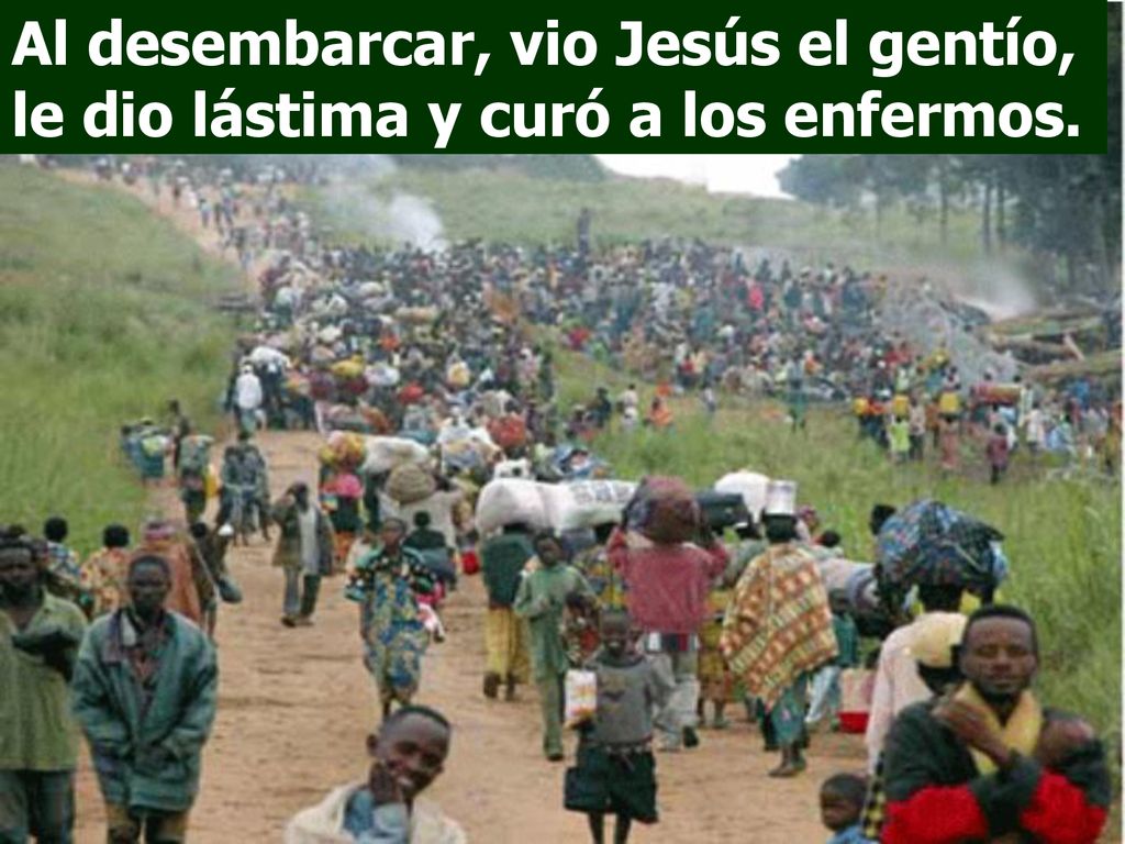 Al desembarcar, vio Jesús el gentío, le dio lástima y curó a los enfermos.