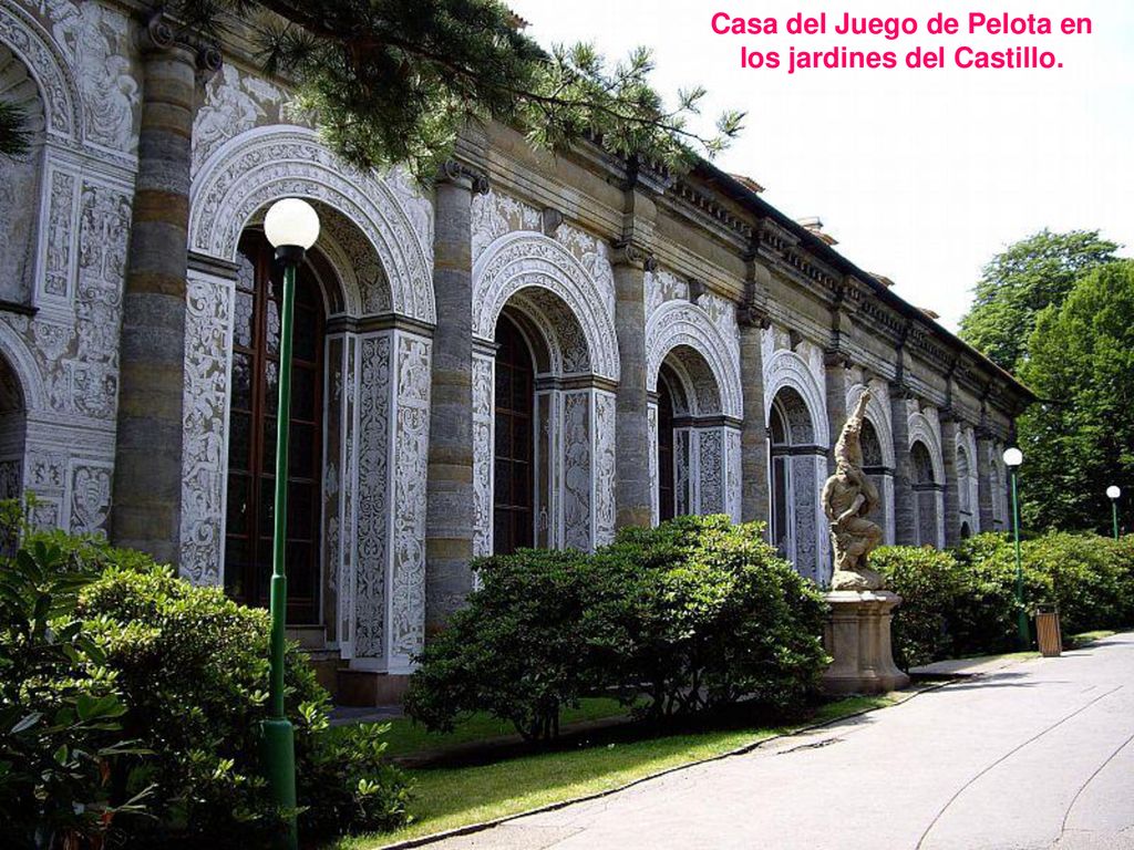 Casa del Juego de Pelota en los jardines del Castillo.