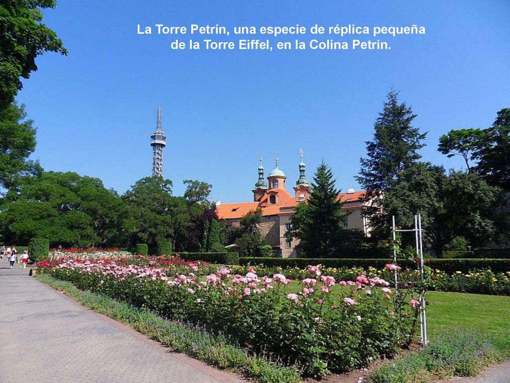 La Torre Petrín, una especie de réplica pequeña de la Torre Eiffel, en la Colina Petrín.
