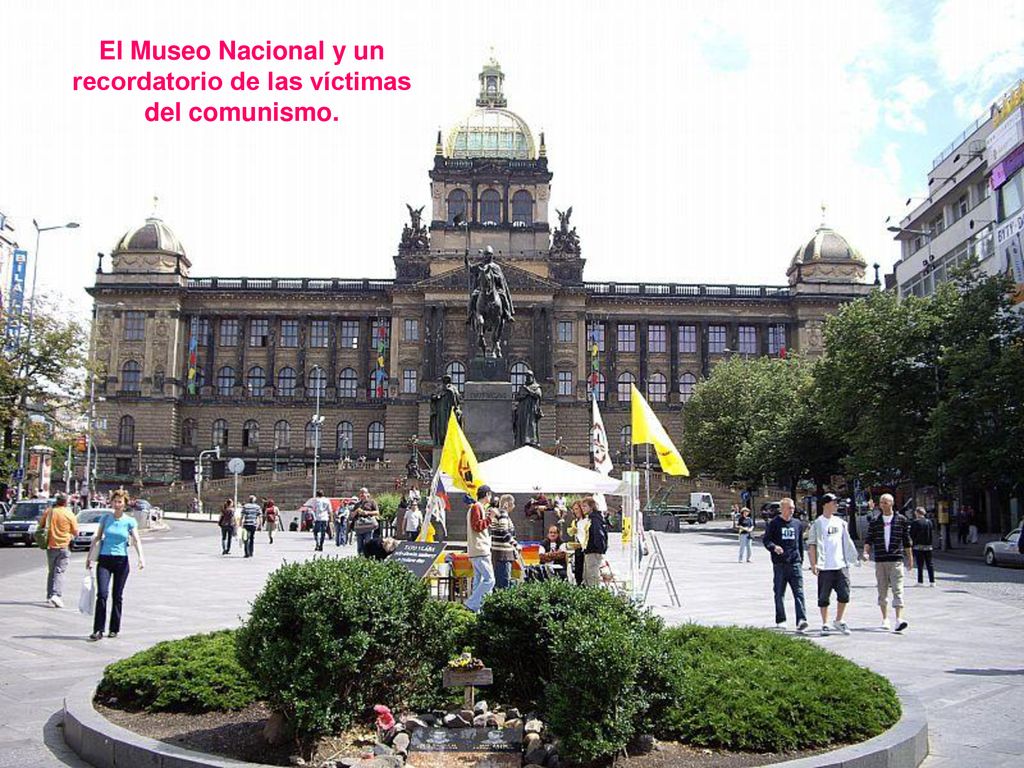 El Museo Nacional y un recordatorio de las víctimas del comunismo.