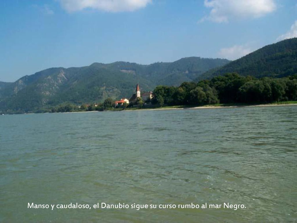Manso y caudaloso, el Danubio sigue su curso rumbo al mar Negro.