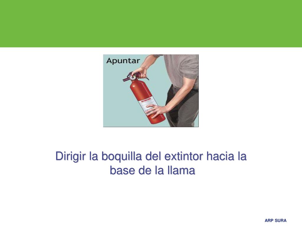 Dirigir la boquilla del extintor hacia la base de la llama