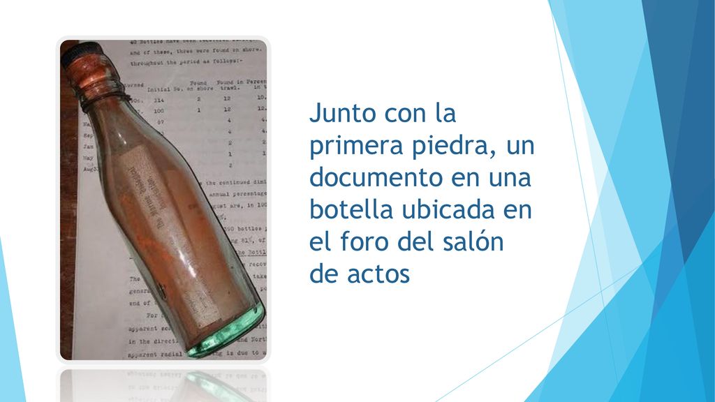 Junto con la primera piedra, un documento en una botella ubicada en el foro del salón de actos