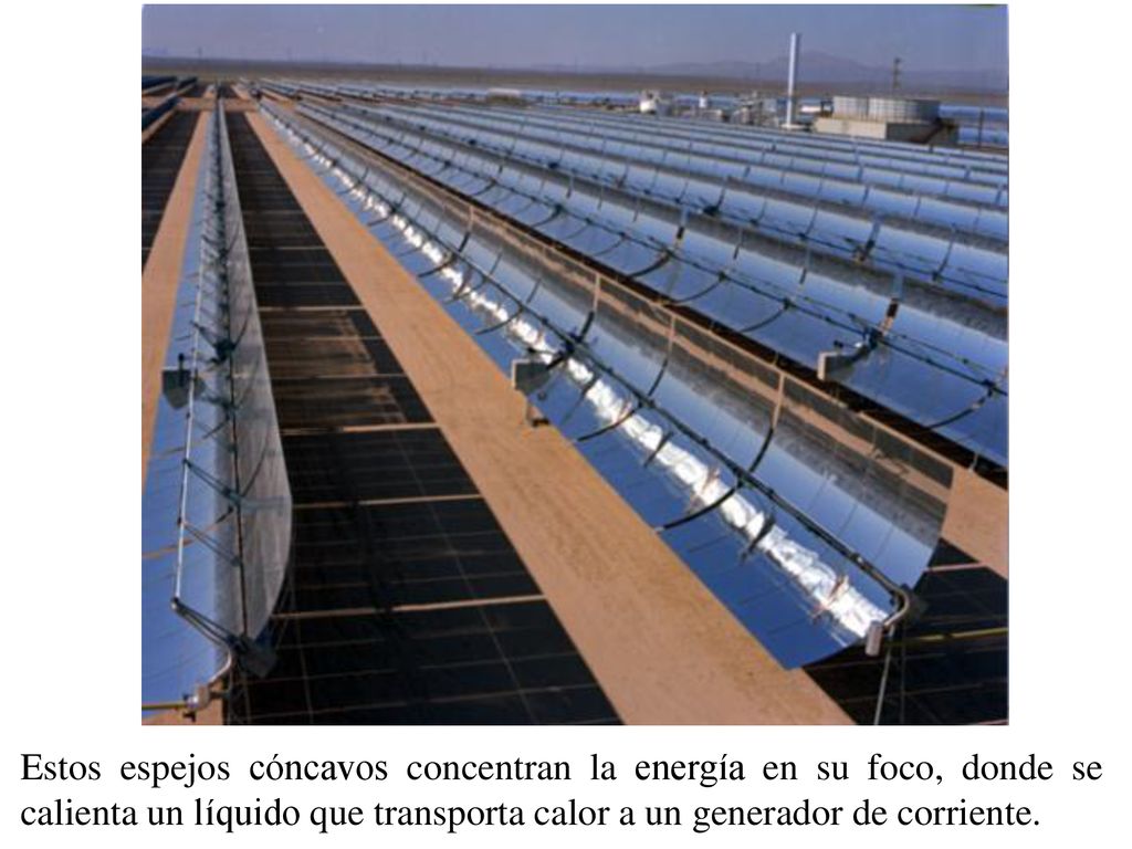 Estos espejos cóncavos concentran la energía en su foco, donde se calienta un líquido que transporta calor a un generador de corriente.