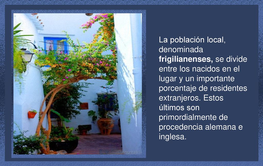 La población local, denominada frigilianenses, se divide entre los nacidos en el lugar y un importante porcentaje de residentes extranjeros.