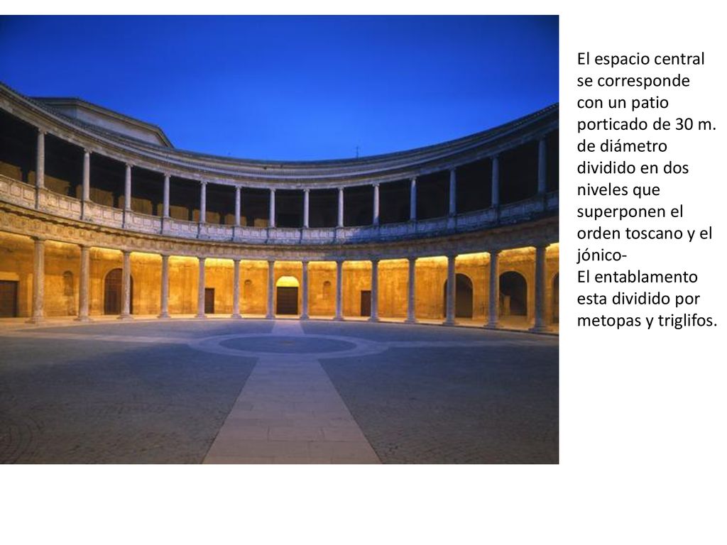 El espacio central se corresponde con un patio porticado de 30 m