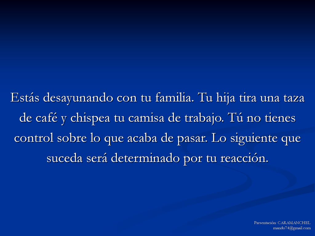 Estás desayunando con tu familia. Tu hija tira una taza