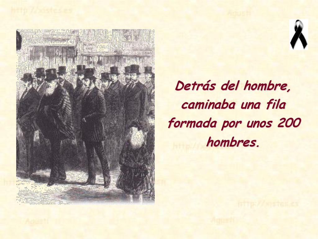 Detrás del hombre, caminaba una fila formada por unos 200 hombres.