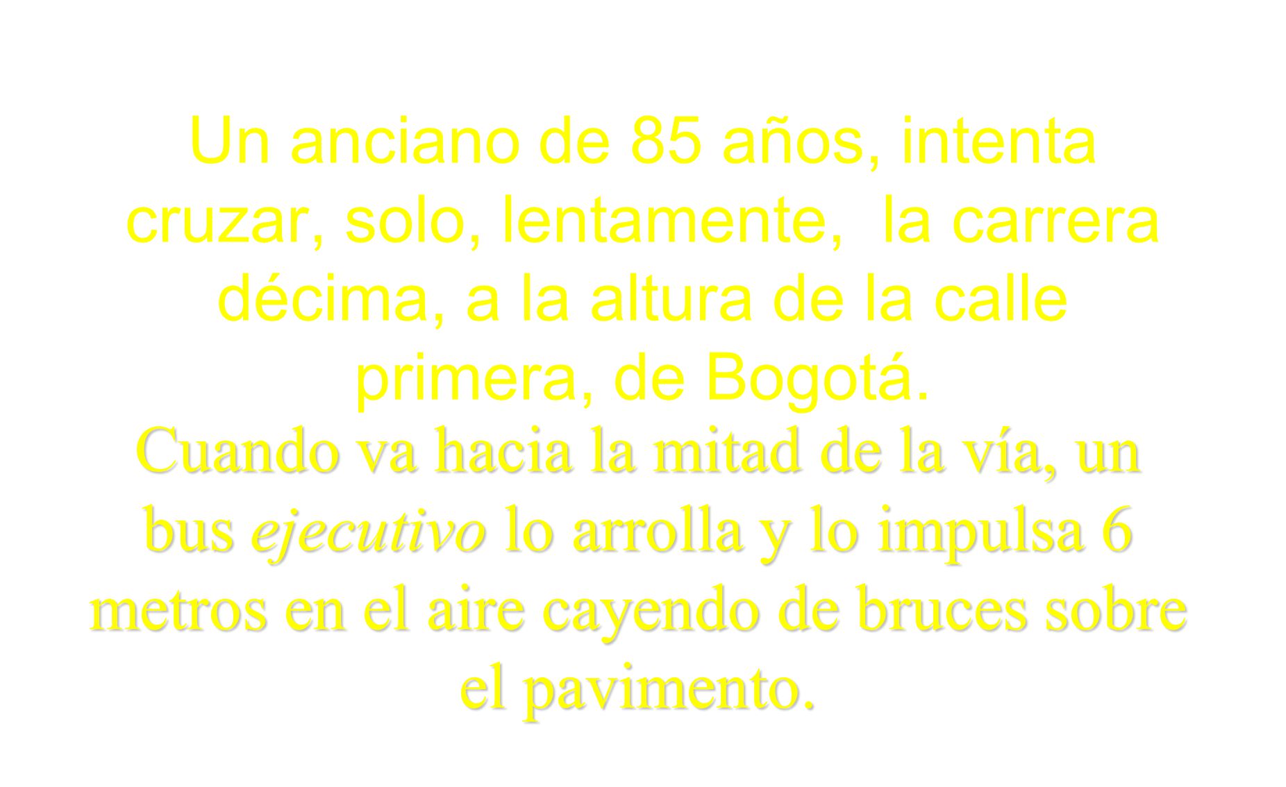 Un anciano de 85 años, intenta cruzar, solo, lentamente, la carrera décima, a la altura de la calle primera, de Bogotá.