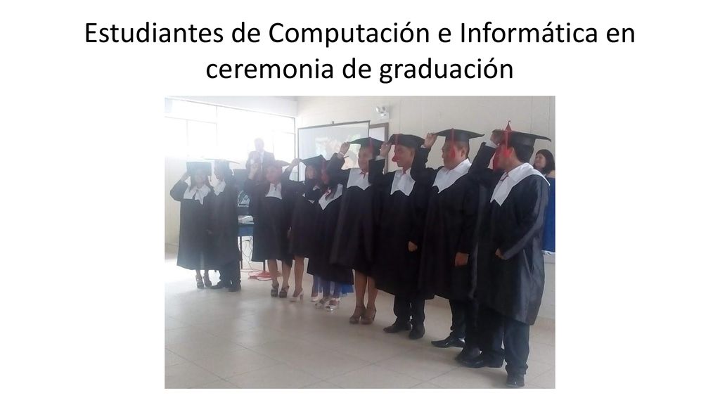 Estudiantes de Computación e Informática en ceremonia de graduación