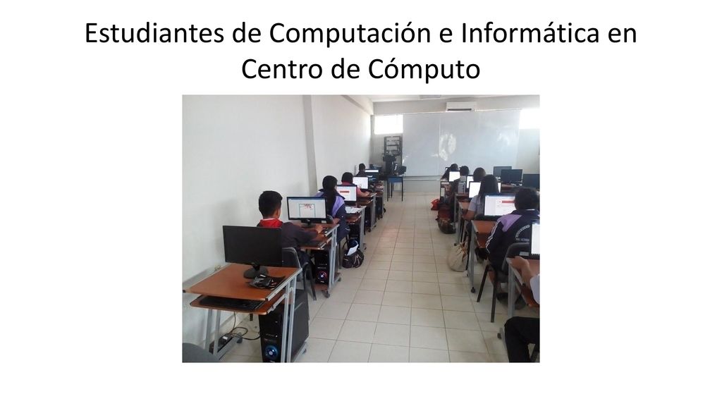 Estudiantes de Computación e Informática en Centro de Cómputo