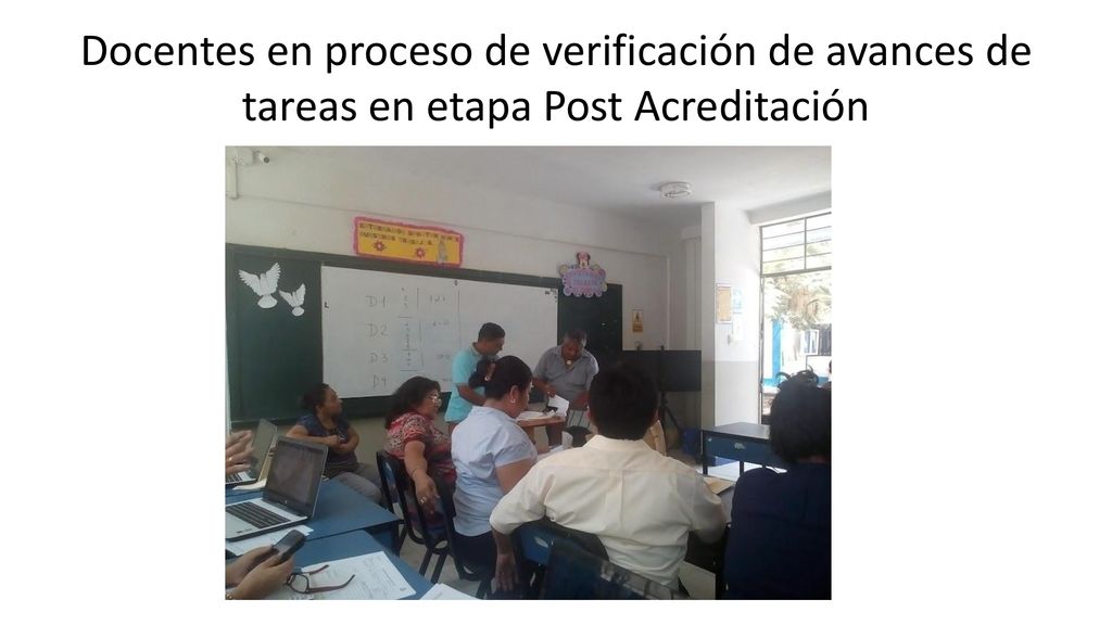 Docentes en proceso de verificación de avances de tareas en etapa Post Acreditación